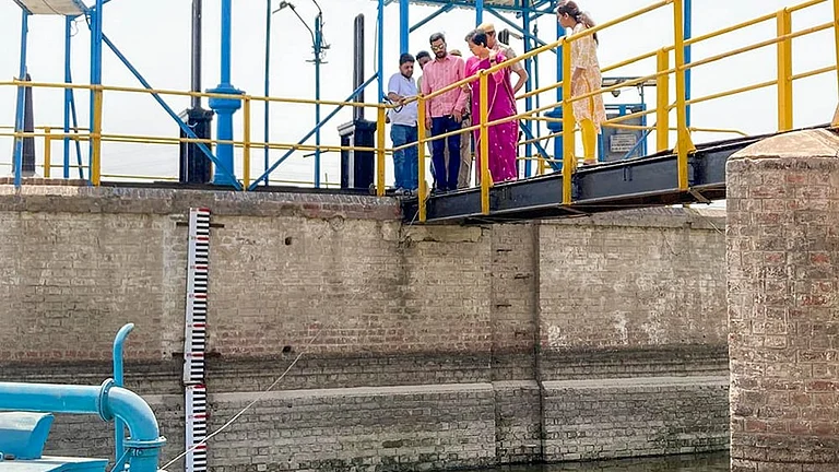 Two Workers Feared Drowned at BWSSB Sewage Treatment Plant in Bengaluru - Photo: PTI, Representative Image